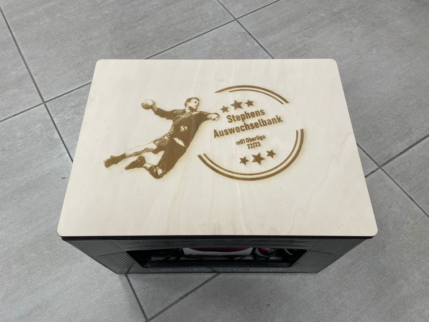 Personalisiertes Handball-Geschenk Bierkastensitz mit Gravur Individuelle Holz-Bierbank Sportler Mannschaftsgeschenk & Jubiläumsidee Holz