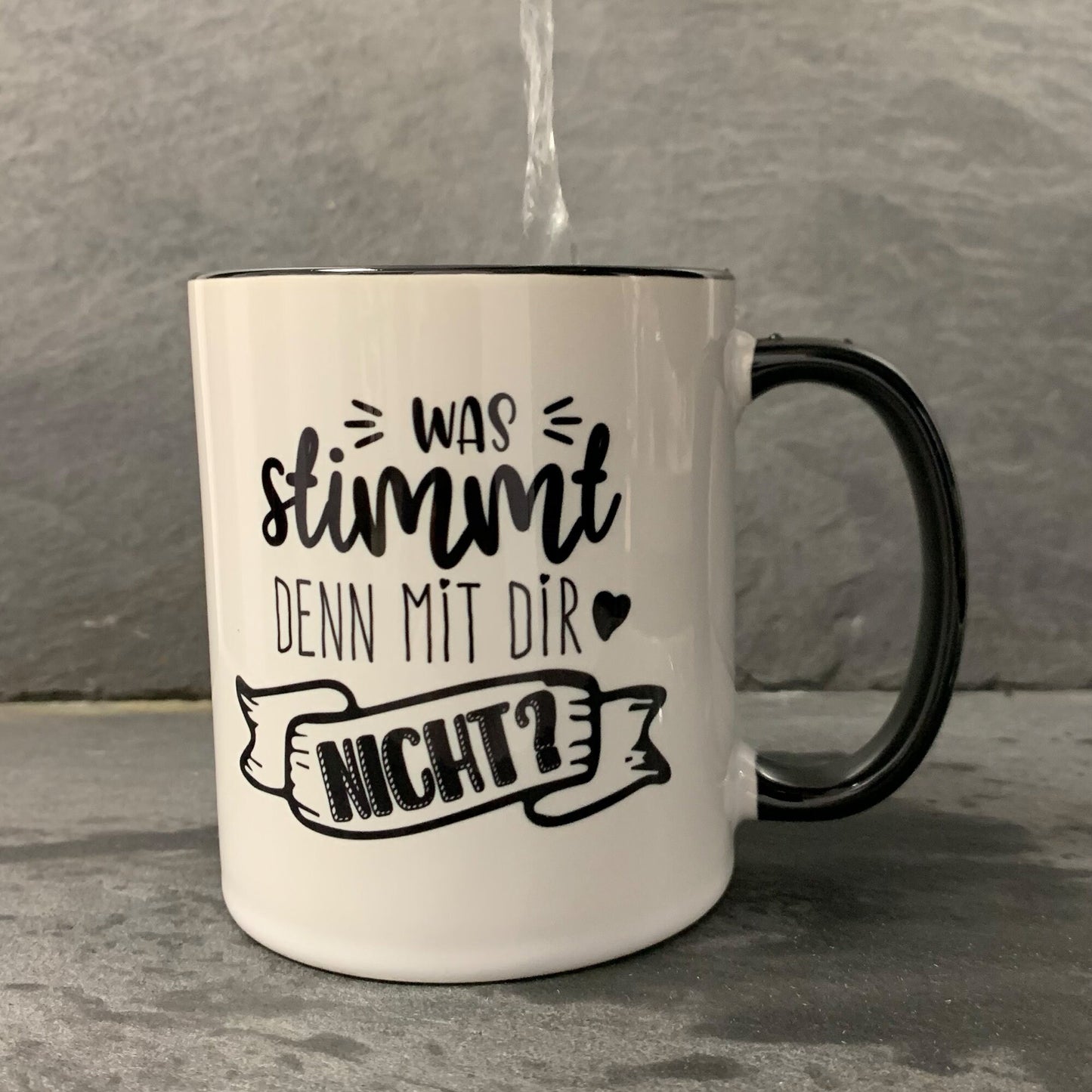 Tasse „Was stimmt denn mit Dir nicht“ Schwarz/Weiß
