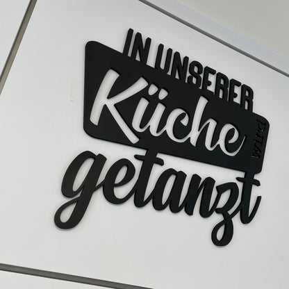 In unserer Küche wird getanzt | 3D Schriftzug | Wanddeko | Wandkunst | Wandschild | 3D Wandtattoo