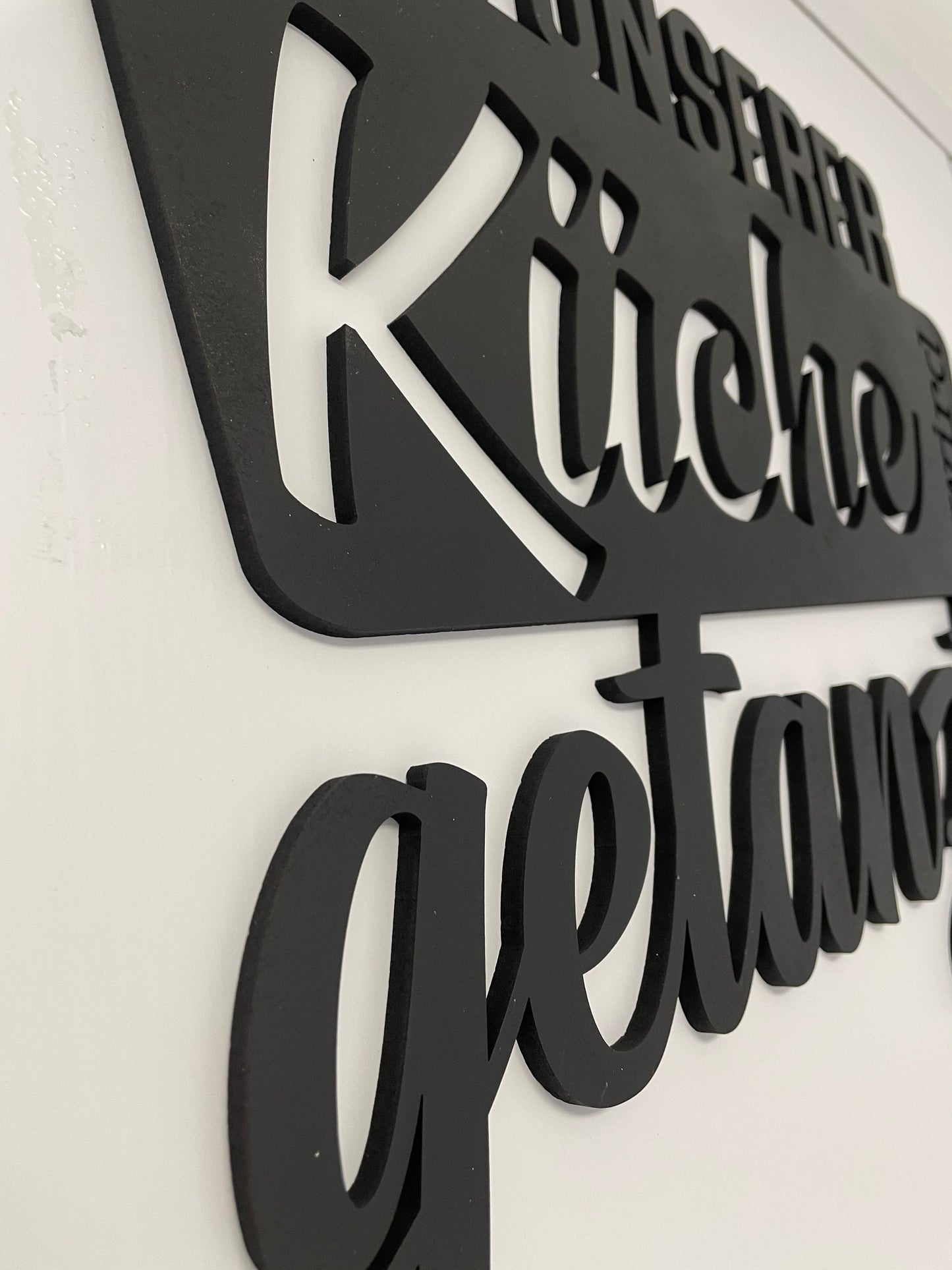 In unserer Küche wird getanzt | 3D Schriftzug | Wanddeko | Wandkunst | Wandschild | 3D Wandtattoo