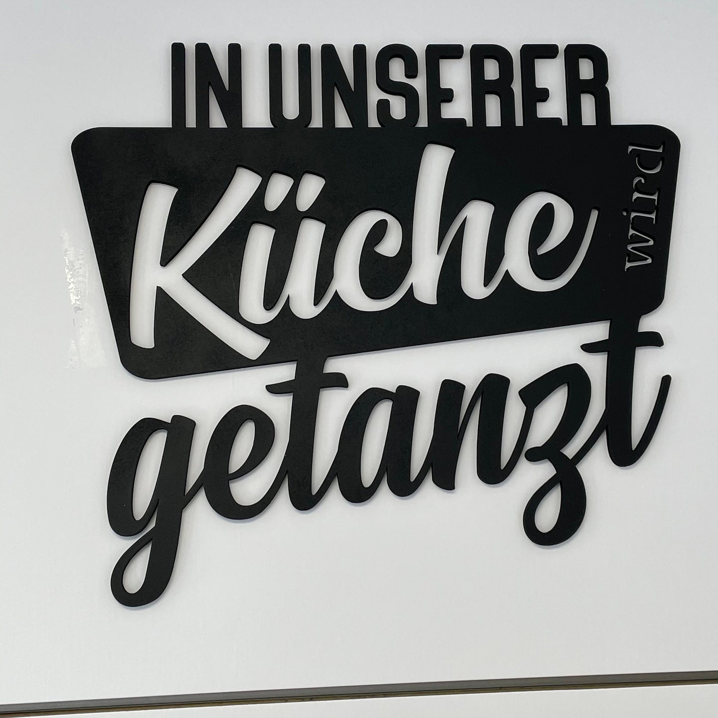 In unserer Küche wird getanzt | 3D Schriftzug | Wanddeko | Wandkunst | Wandschild | 3D Wandtattoo