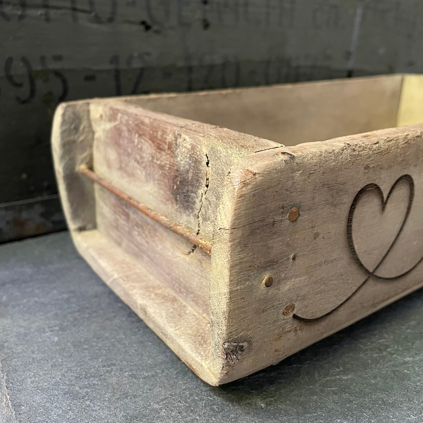 Antike Ziegelform Holz mit Gravur „LOVE“ – Vintage Deko