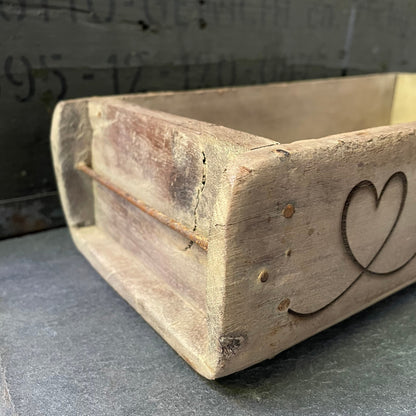 Antike Ziegelform Holz mit Gravur „LOVE“ – Vintage Deko
