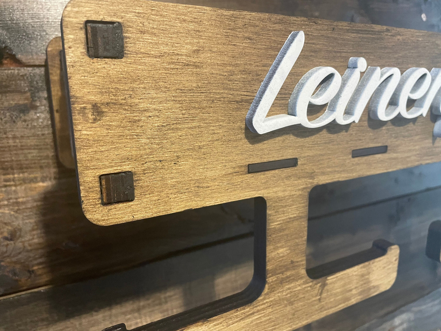 Leinenplatz in Holzoptik, Hundegarderobe personalisiert, Leinengarderobe, Leinenparkplatz, Leinenhalter, Hundeleine, Dogstation