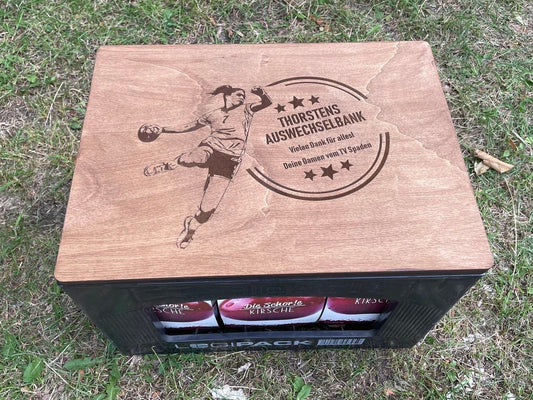 Personalisiertes Handball-Geschenk Bierkastensitz mit Gravur Individuelle Holz-Bierbank Sportler Mannschaftsgeschenk & Jubiläumsidee Holz