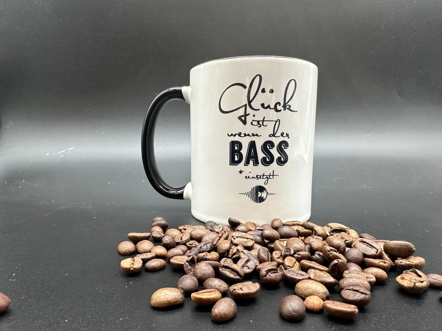 Tasse mit Spruch "Glück ist, wenn der Bass einsetzt'" Kaffeetasse | Kaffeebecher