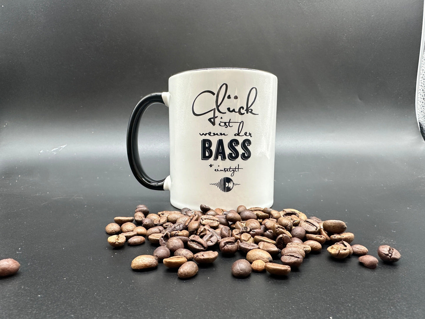Tasse mit Spruch "Glück ist, wenn der Bass einsetzt'" Kaffeetasse | Kaffeebecher