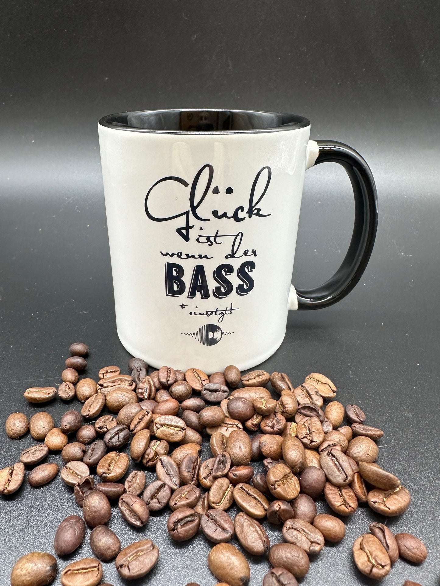 Tasse mit Spruch "Glück ist, wenn der Bass einsetzt'" Kaffeetasse | Kaffeebecher