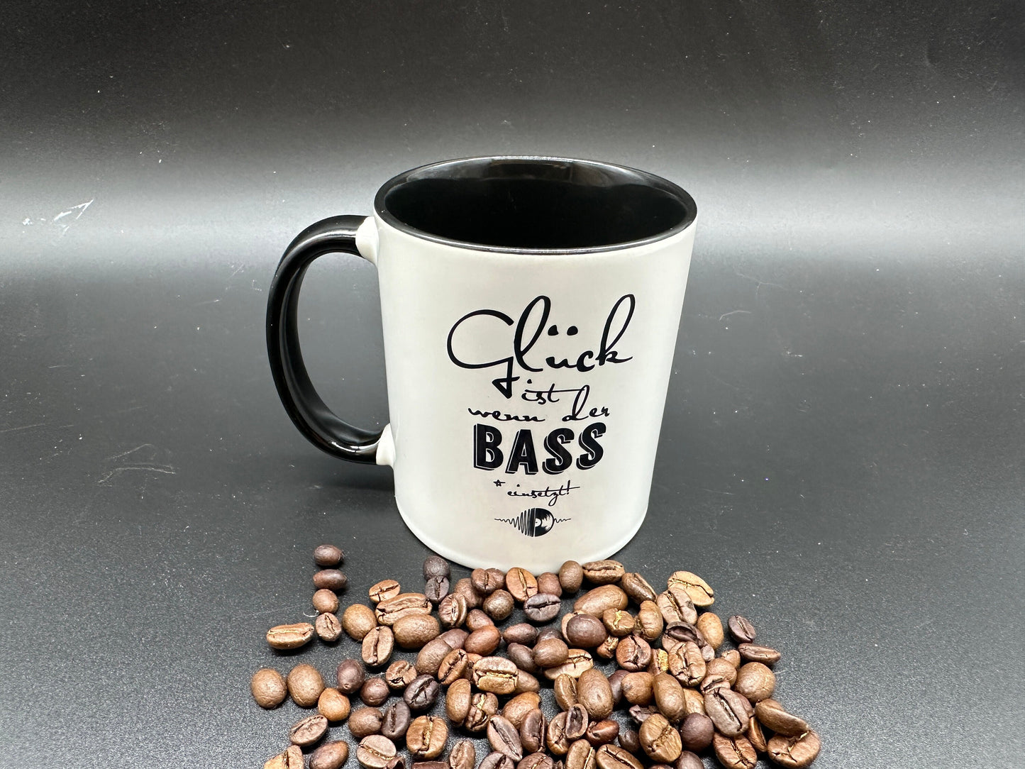 Tasse mit Spruch "Glück ist, wenn der Bass einsetzt'" Kaffeetasse | Kaffeebecher